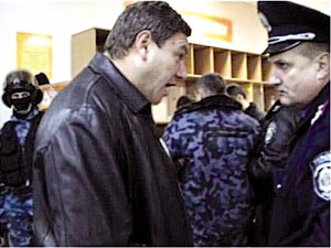 Слева направо: Миримский и начальник милиции общественной безопасности крымского главка полковник Николай Федорян  Вот для чего Миримскому нужен мандат депутата – чтобы безнаказанно орать на милицию.
