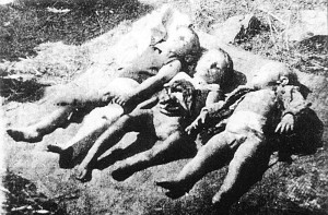 Жертвы Волынской резни. Бойцы УПА убили этих польских детей под Луцком в начале мая 1943г. У малыша в центре вспорот живот. Фото www.newzz.in.ua