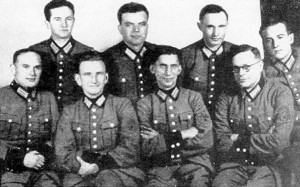 В немецкой форме. Второй слева в первом ряду — заместитель Бандеры и главнокомандующий УПА «генерал» Роман Шухевич
