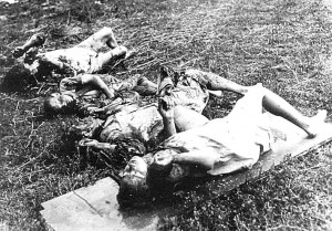 Львовское воеводство, август 1943г. Семья Клещинских, замученная ОУН-УПА. Жертвам выкололи глаза и прижигали руки. Фото www.newzz.in.ua