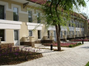 Гостиница "Сладкая жизнь" (ул. Токарева, 6)расположенна на участке 1 691 кв.м и к которой подполковник Москвин Ю. и капитан Краснощек А. лично не имеют никакого отношения