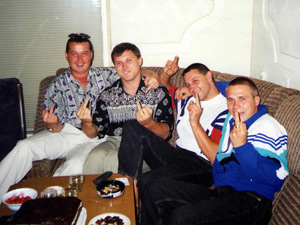 Слева направо: Подгол, братья Гаркуши Борис и Михаил, Кучев Михаил в офисе Котляревского «фэкают» (ныне кабинет зам. начальника паспортного стола)