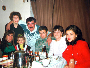 Такие все родные… Мухсимов Гаяр на именинах своей крестницы – дочери Юхненко  Слева направо: Юхненко С.В., мать, жена Мария, Мухсимов Г., Юхненко А., жена Котляревского Литвина К.В. (в красном)