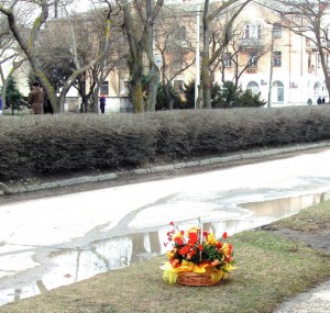 Возложенные 9 марта 2005г. Даниленко и его подчиненными цветы к памятнику Т.Г. Шевченко граждане Евпатории перенесли к месту гибели Бандуры Анны Гавриловны.