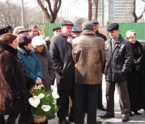 9 марта 2005г. Даниленко А. обращается к своему заму Батюку В.: «Валера, может, не к памятнику Тарасу Шевченко возложим цветы, а напротив, через дорогу, к месту, где я 31 июля 1994 года сбил этих теток?» Фото автора