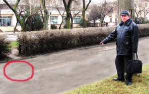 Бандура Степан Иванович показывает место на проспекте Ленина в Евпатории, где 31 июля 1994 года в 7:30 утра мэр Даниленко А. на «Жигулях» сбил его жену и ее подругу